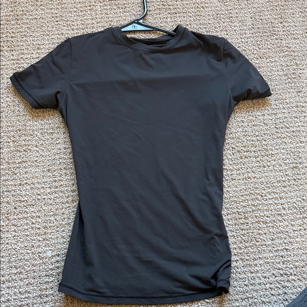 Skims black tee